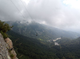 Panorama sulla cabina della funivia e sulla Basilica di Oropa (32958 bytes)